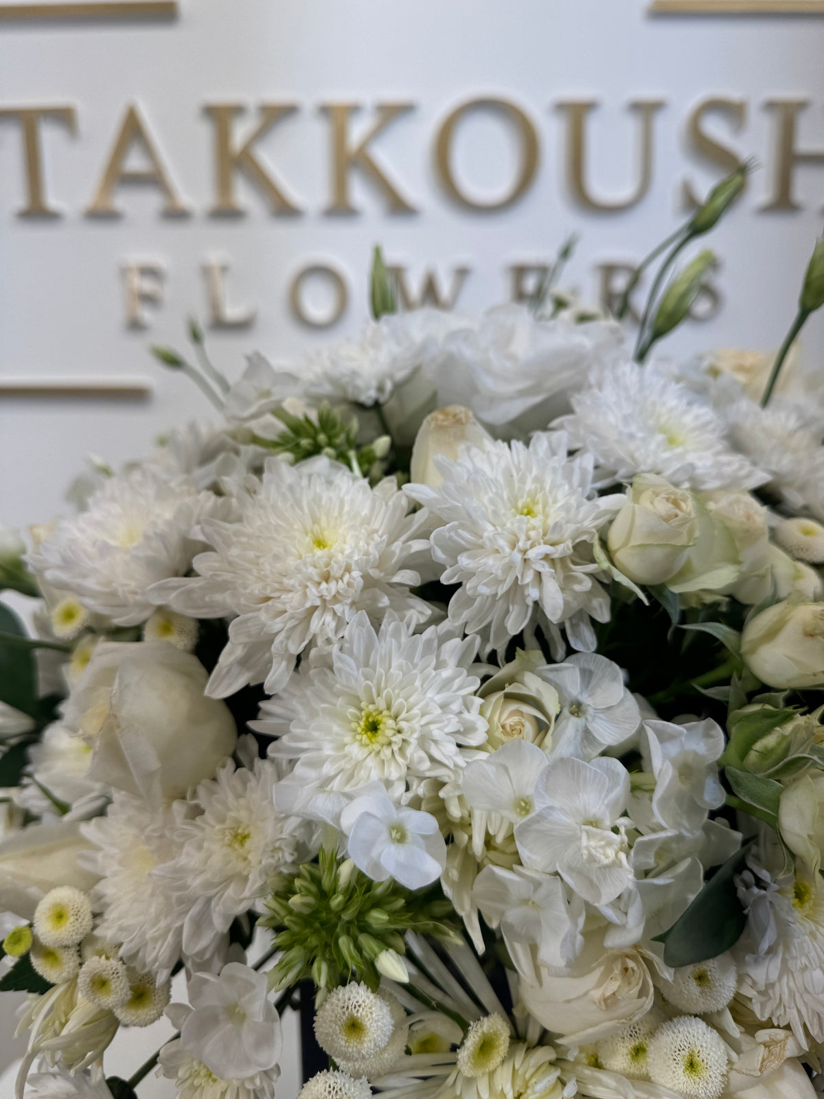 White Blooms Hatbox – Snowfall Luxe